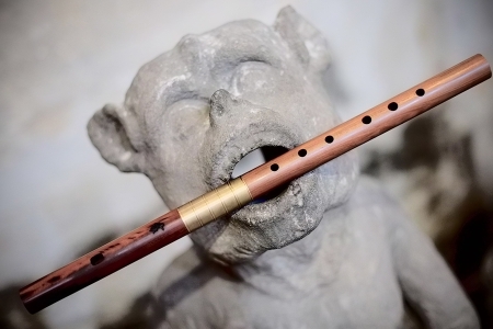mittelalterliche Flöte in g auf einem Wasserpeier in Schwäbisch Gmünd / medieval flute in g on top of a gargoile in Schwäbisch Gmünd